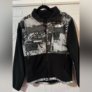 The North Face Denali Fleece Jacket in a Black Abstract Print Men’s size S